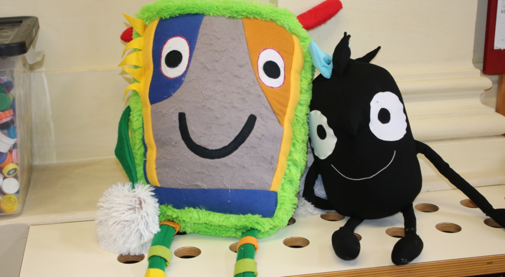 ein buntes und ein schwarzes Stofftier
