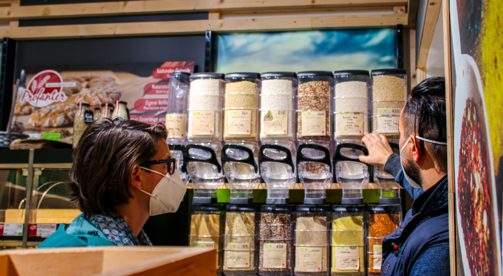 zwei Personen beim Einkauf im Green Roots Unverpackt Laden in Innsbruck