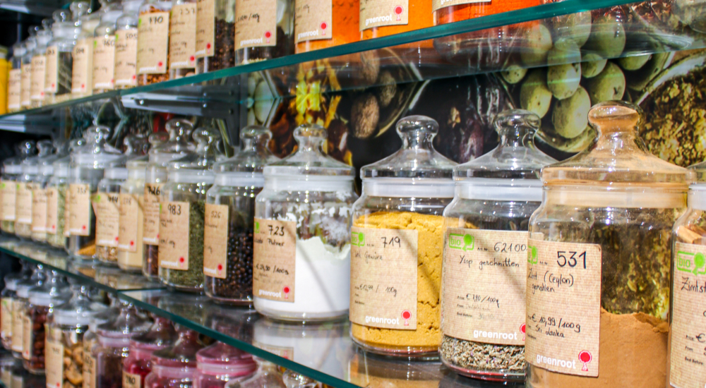 Gewürze in großen Glasbehältern