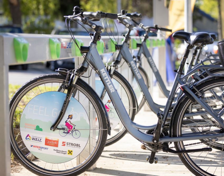 WeizBike-Leihradstation in Weiz mit geparkten Fahrrädern