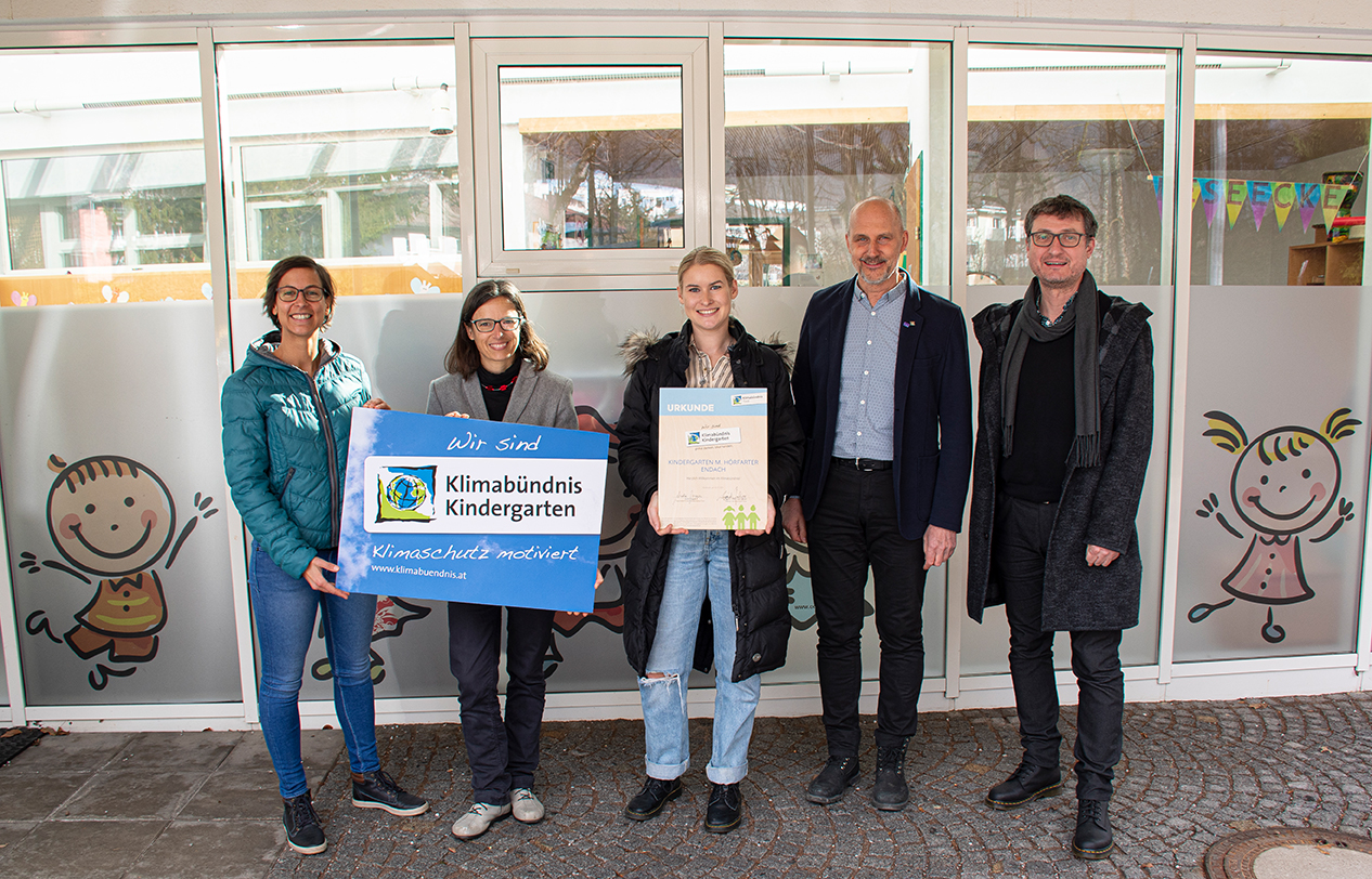 Gruppenbild bei Klimabündnisbreitritt der Kiga Endach
