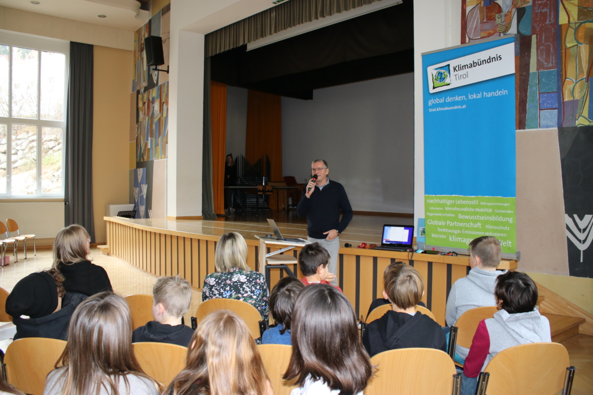Dirketor hält Rede vor Schüler:innen im Gymnasium Landeck