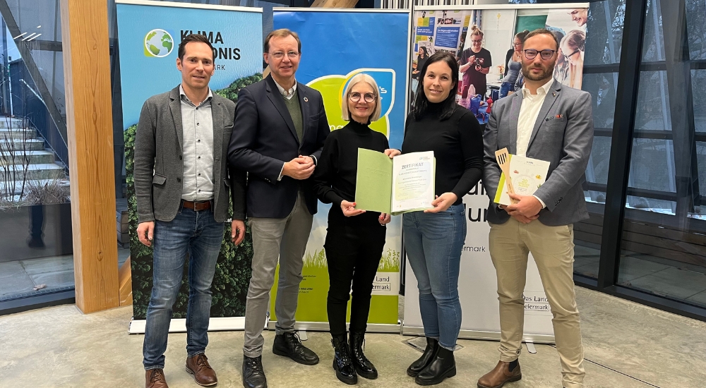 Foto von Alexandra Weinberger bei der Zertifikatsüberreichung.