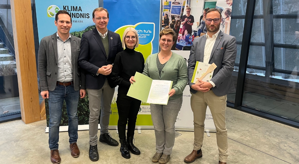 Foto von Daniela Kürschner bei der Zertifikatsüberreichung.
