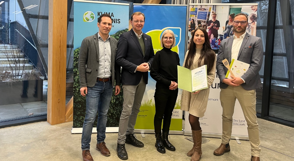 Foto von Jasmin Rieberer-Stangl bei der Zertifikatsüberreichung.