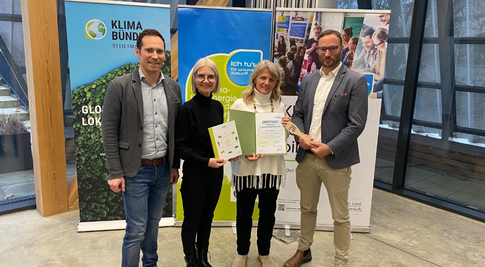 Foto von Karin Dietrich bei der Zertifikatsüberreichung.