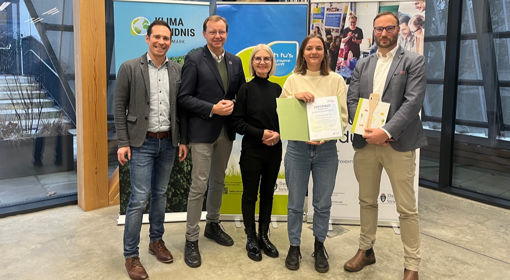 Foto von Magdalena Schraffl bei der Zertifikatsüberreichung.
