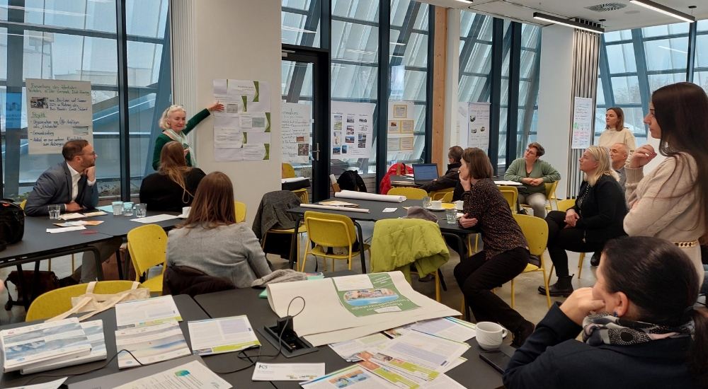 Das Foto zeigt Sylvia Reitbauer bei der Präsentation ihrer Projektarbeit.