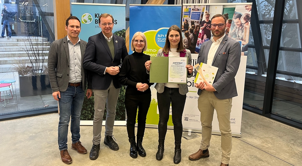 Foto von Raphaela Fink bei der Zertifikatsüberreichung.