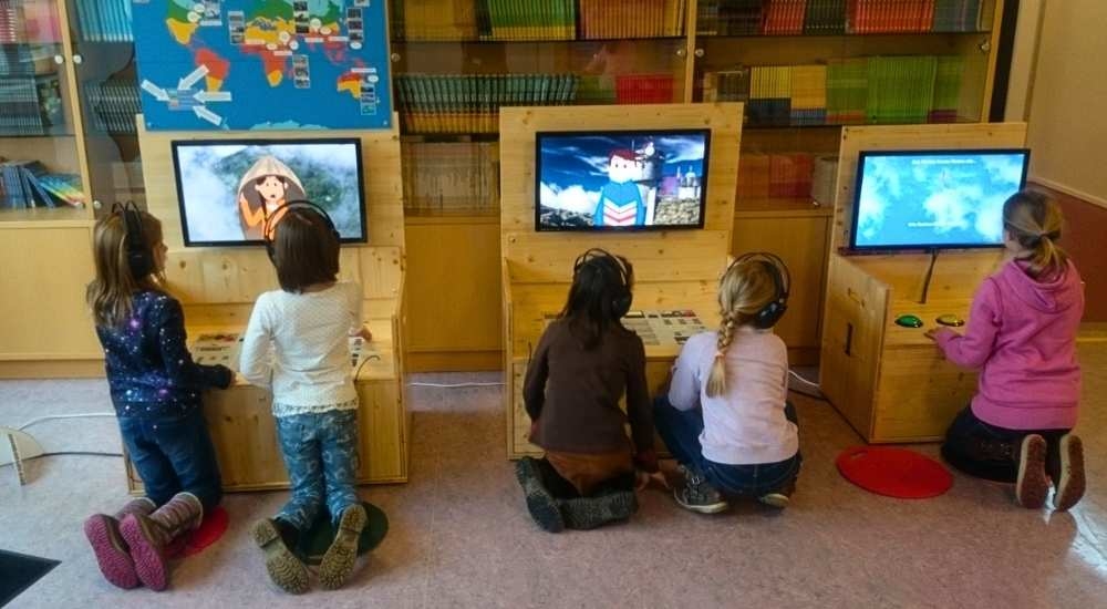 Kinder spielen mit Klimaversum Stationen