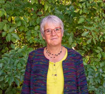 Portrait Stefanie Greiter vor grünem Hintergrund