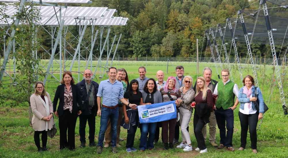 Gruppenfoto zwischen der Agro-PV Anlage in Haidegg