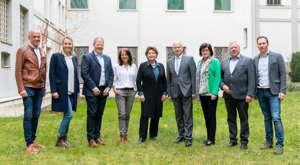 Gruppenbild auf grüner Wiese