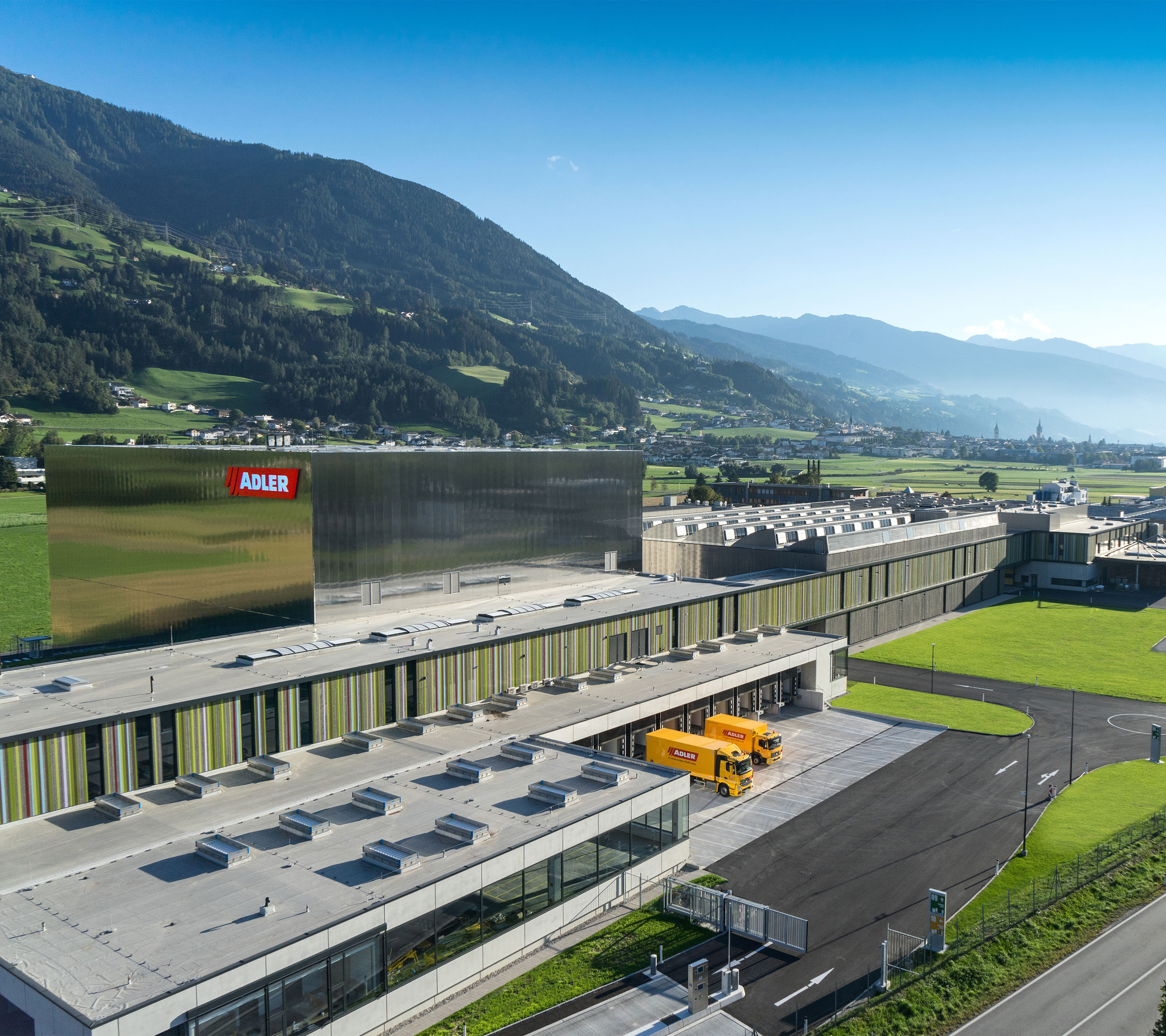 Klimabündnisbetrieb Adler Lackfabrik vor Bergpanorama in Tirol