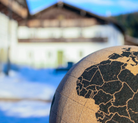 Globus vor einem Tiroler Bauernhaus, Klimabündnis-Gemeinden Tirol