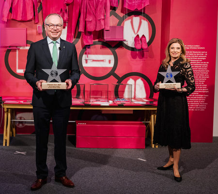 Stephan Pernkopf und Christa Kummer halten die Climate Star Pokale in der Hand.