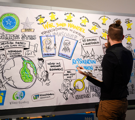 Ein Mann zeichnet ein Graphic Recording der Online-Gala.