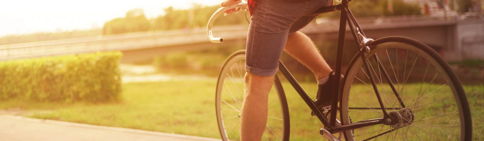 Radfahrer auf ländlichen Radweg im Sonnenunergang