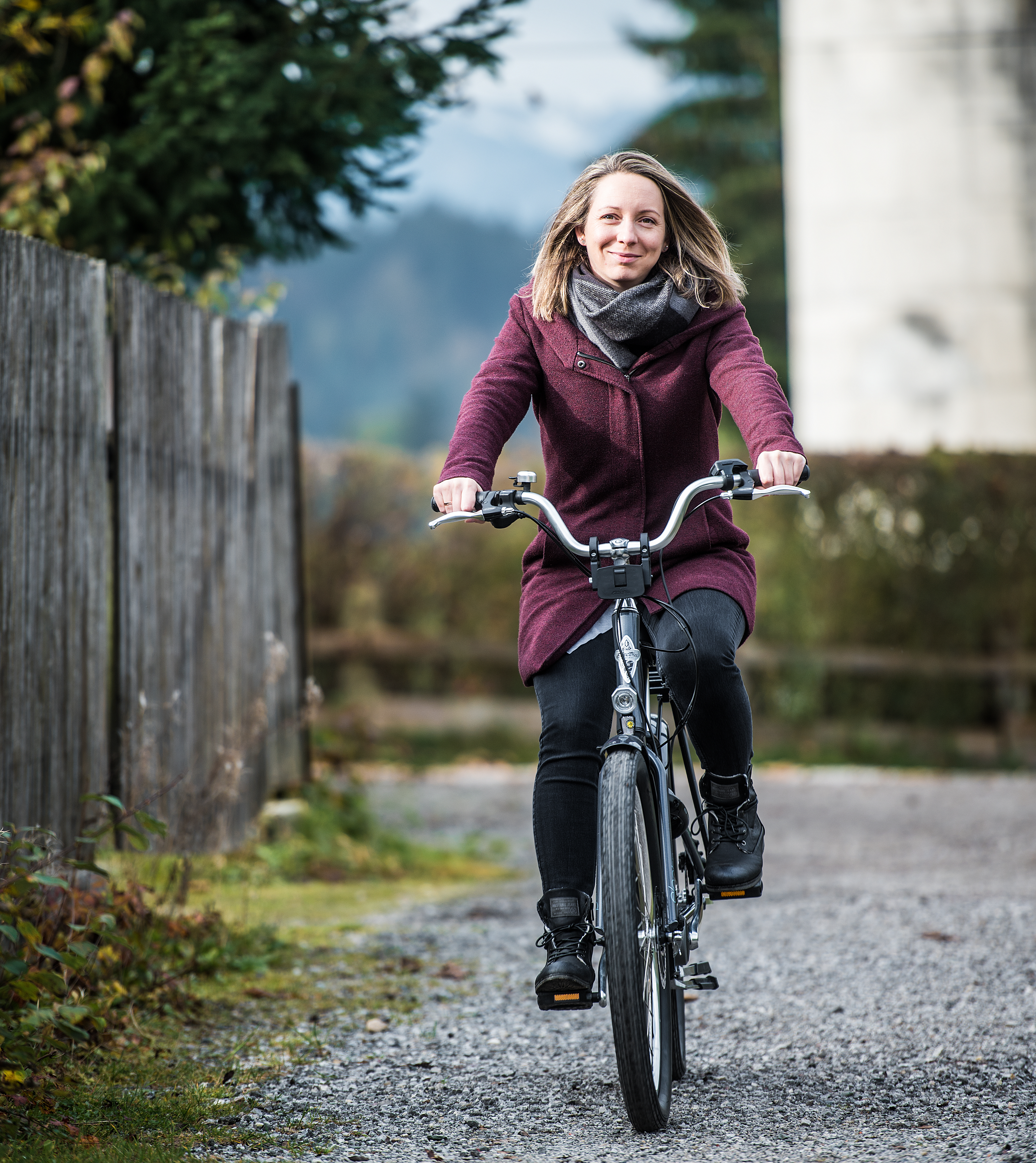 Frau fährt Fahrrad