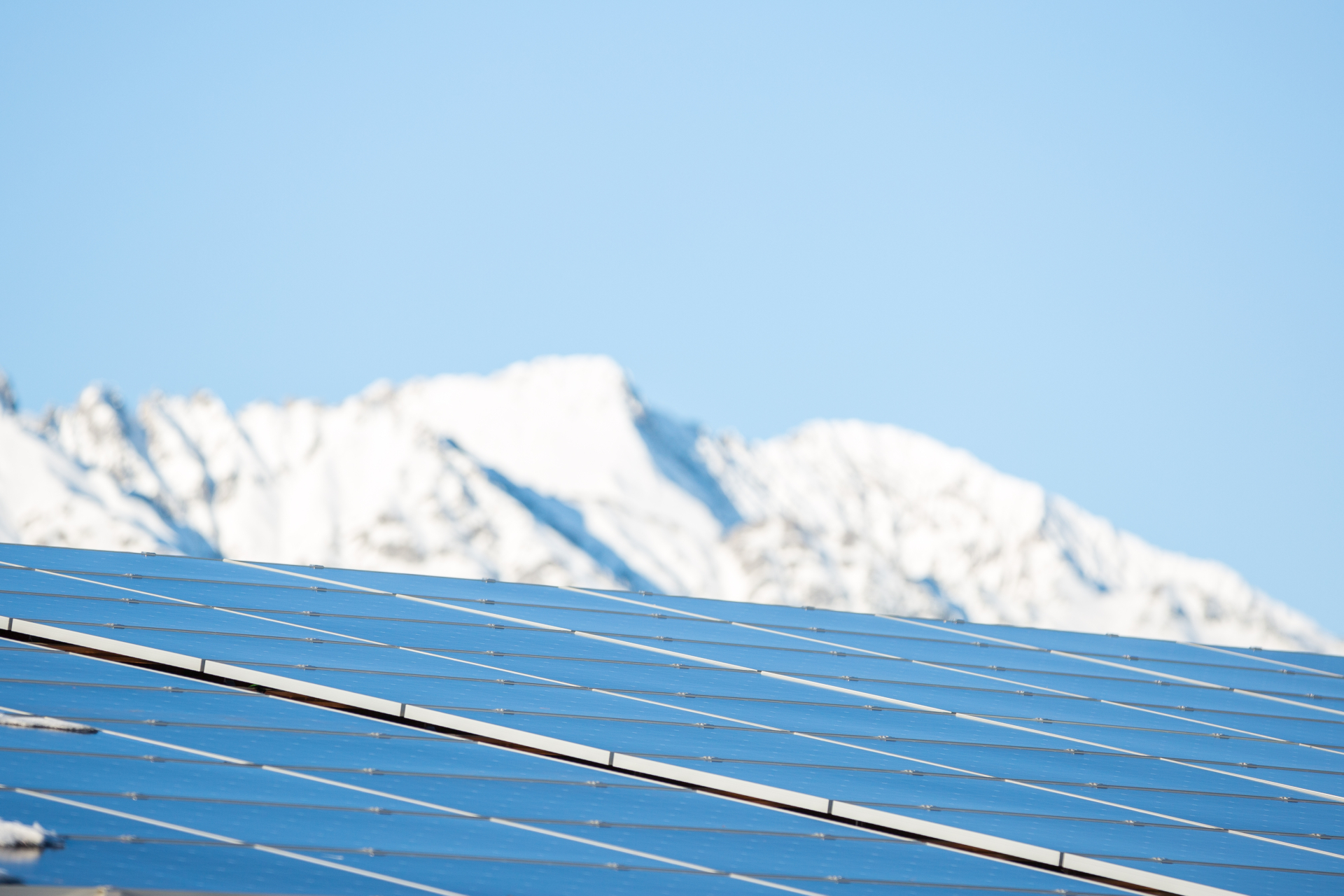 Photovoltaik mit weißen Bergen im HIntergrund