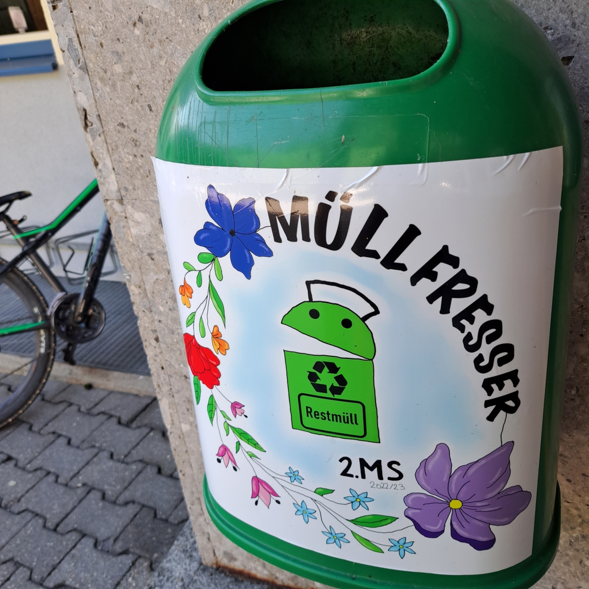 Die Mittelschule hat ganz neue Mülleimerlogos entwickelt.