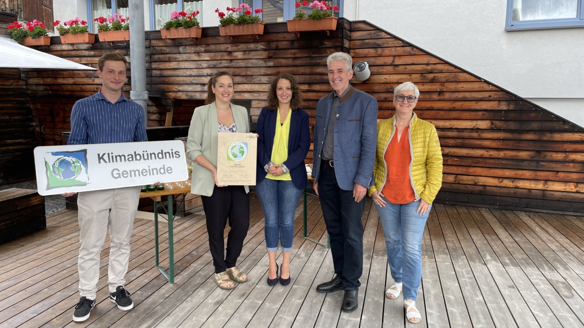 Vetreter:innen der Gemeinde Stanz beim feierlichen Klimabündnis-Beitritt mit Sarah Raich und Sonja Gamper von Klimabündnis Tirol.