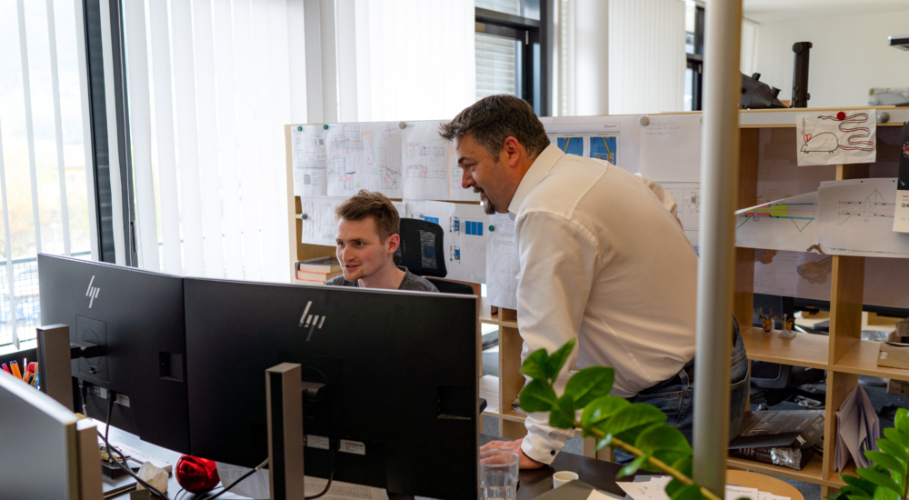 2 Angestellte des Unternehmens Syncraft arbeiten am Computer