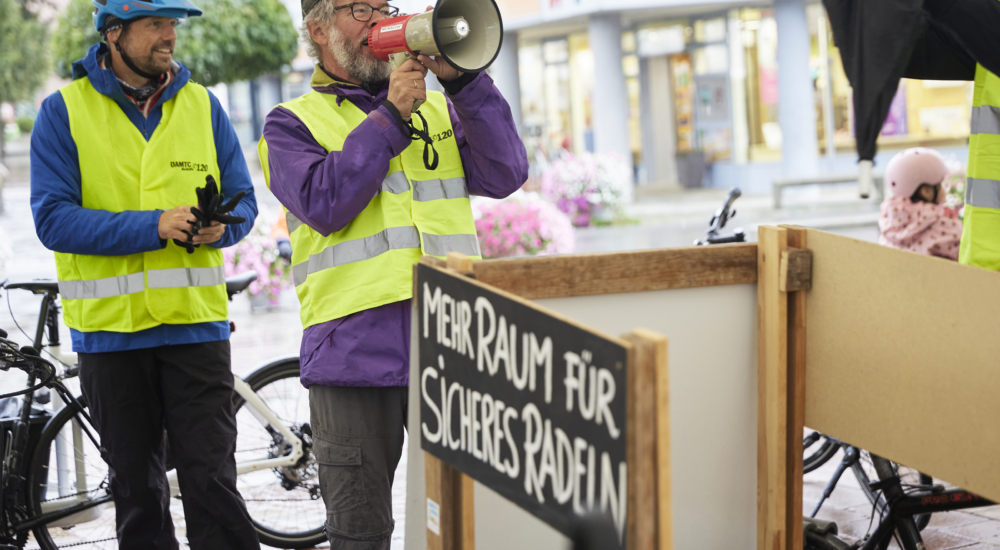 Zwei Männer fordern sicheres Rad fahren