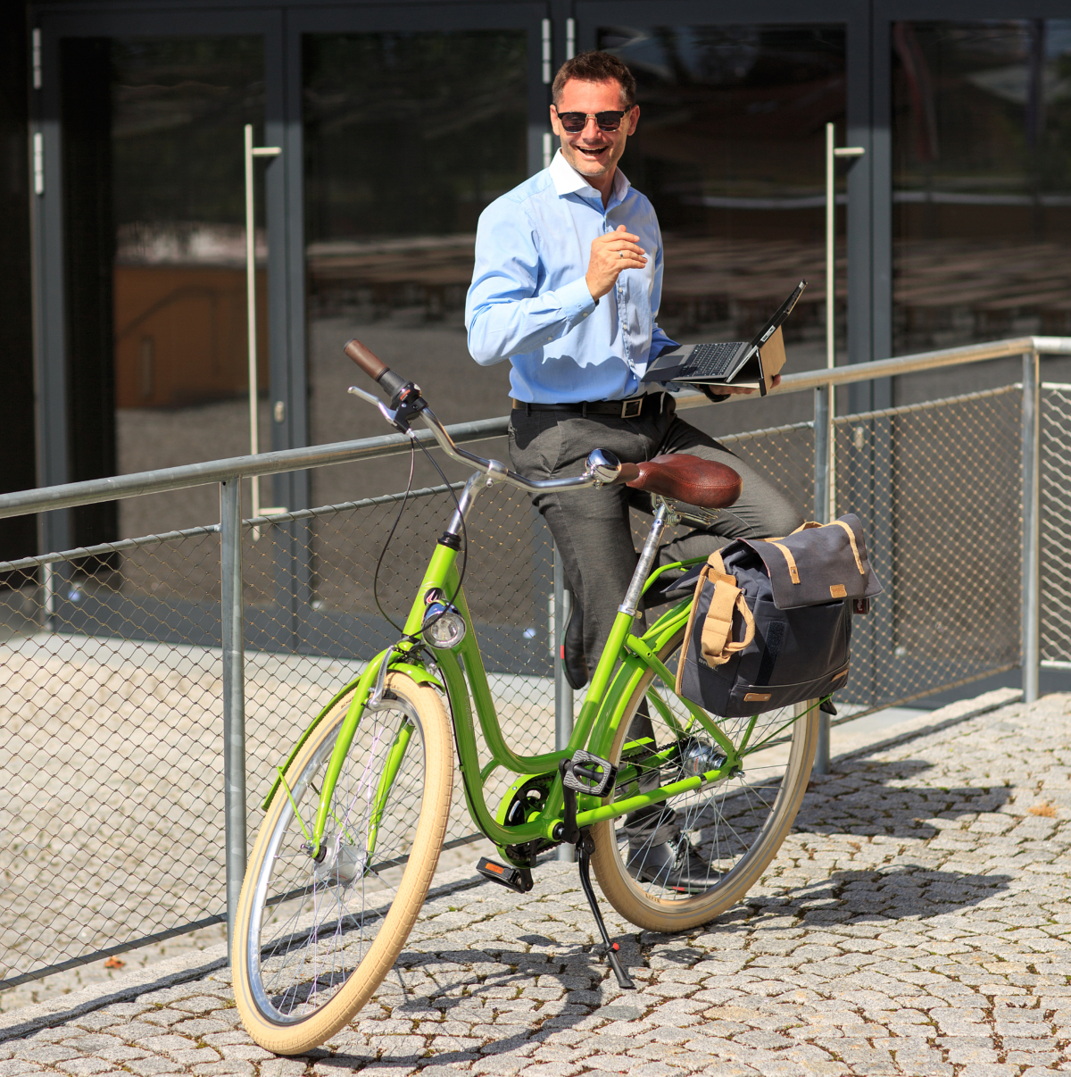 Mann steht vor geparkten Fahrrad