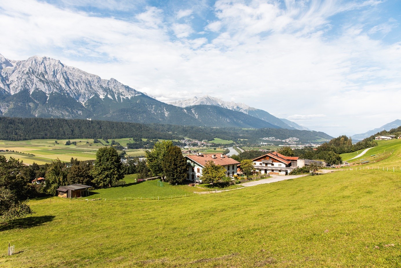 Panoramabild des Aufbauwerks Volders mit Bergen und baluen Himmel