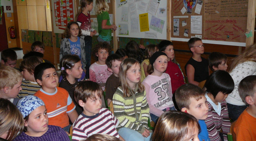 Kinder sitzen