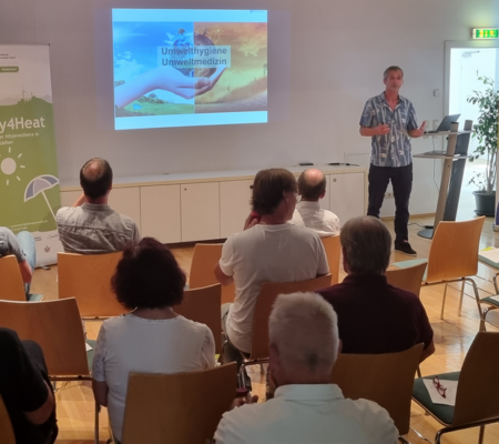 Dr. med. Hans-Peter Hutter vom Zentrum für Public Health bei seinem Vortrag für das Projekt Ready4Heat.