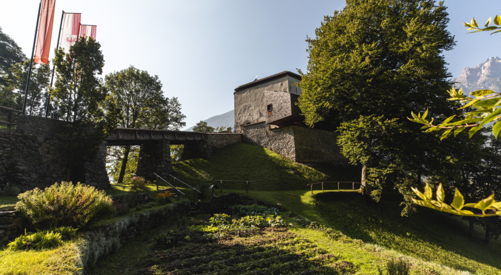 Schloss und Schlossgraten Lengberg bei Sonne in Tirol