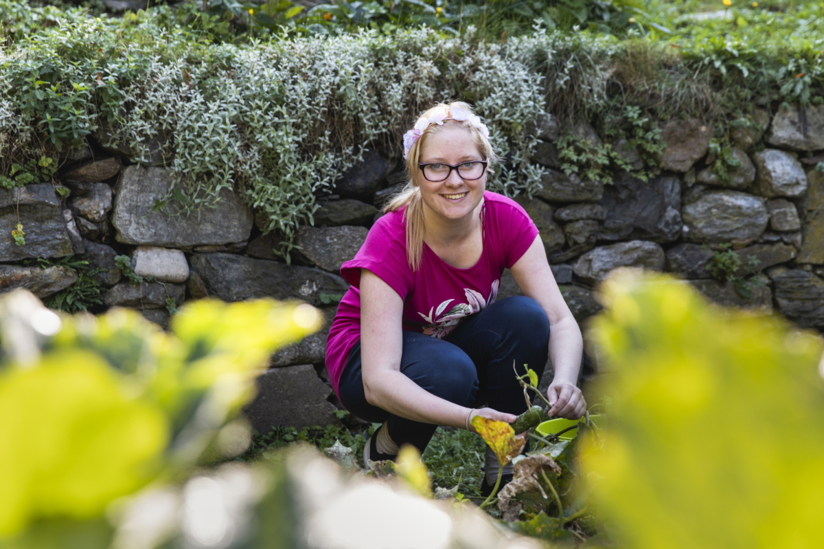 Junge Frau beim Gärtnern im Garten von Schloss Lengberg