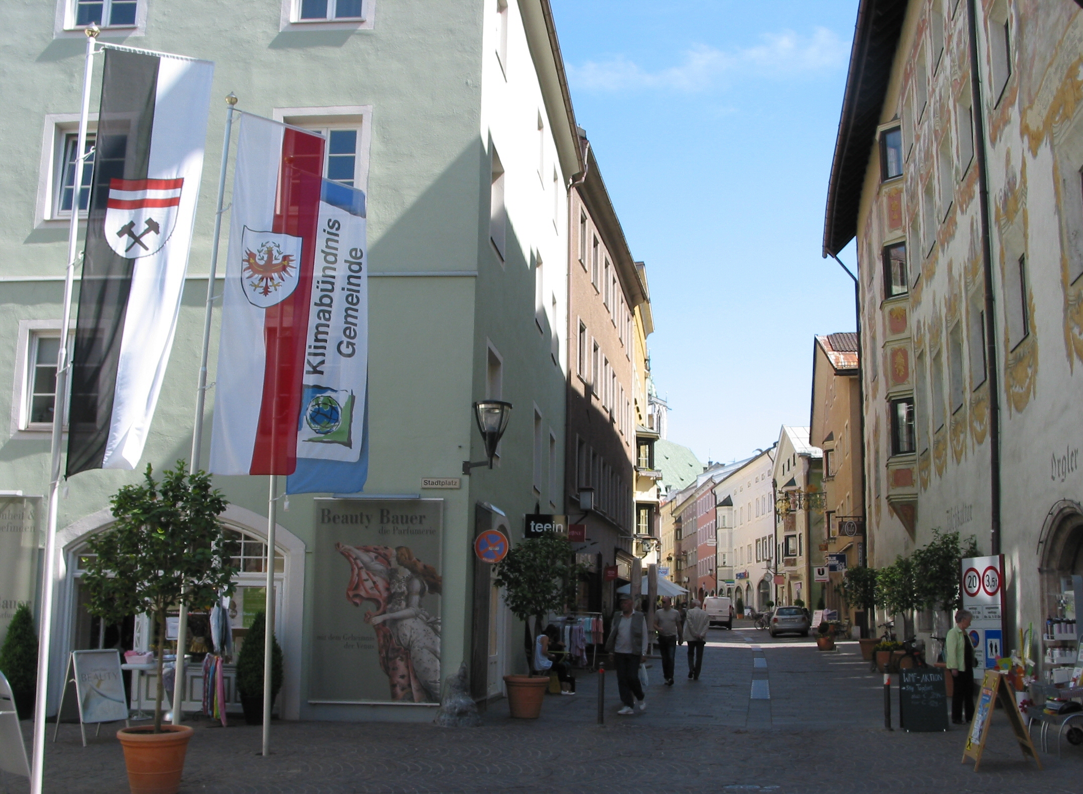 Gasse der Gemeinde Schwaz bei Sonnenlicht