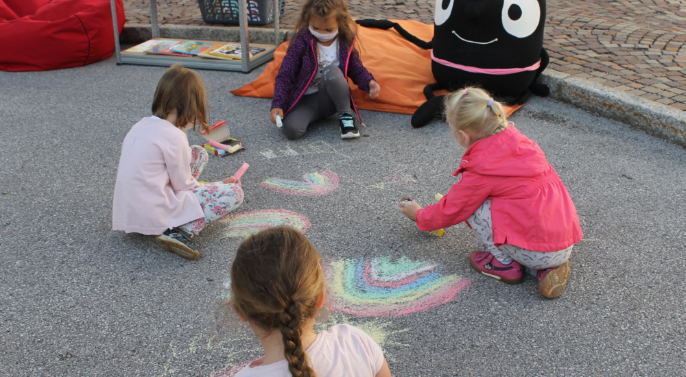 Kinder malen auf der Straße Kreide