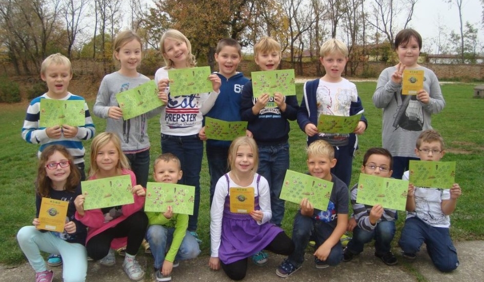 Schülerinnen und Schüler der VS Fels am Wagram mit ihren Zetteln zum Klimameilen sammeln in den Händen