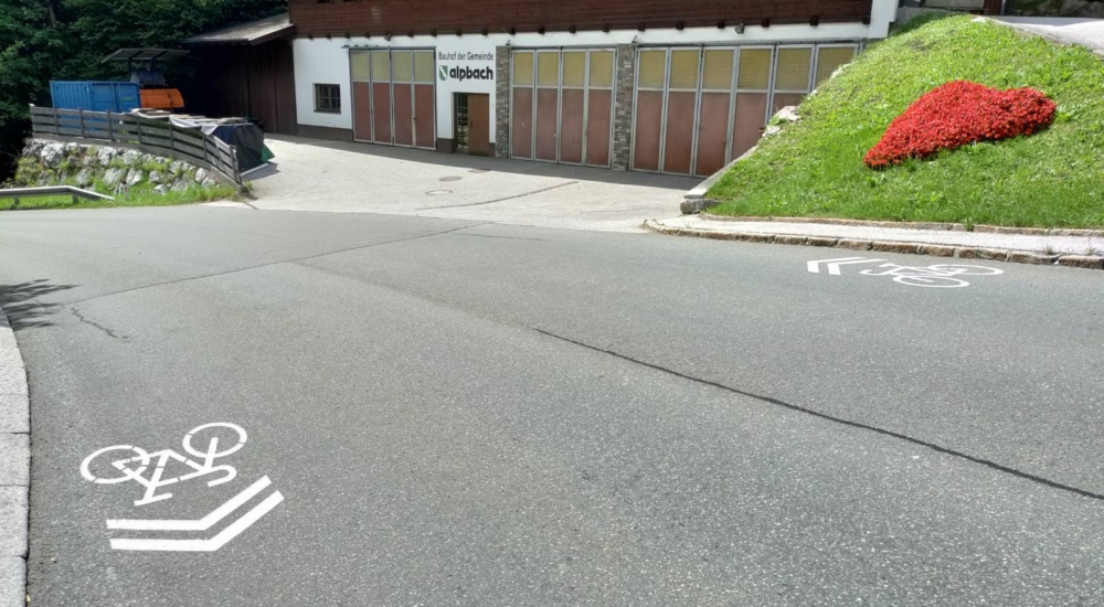 Straße mit Fahrradweg bei Sonne