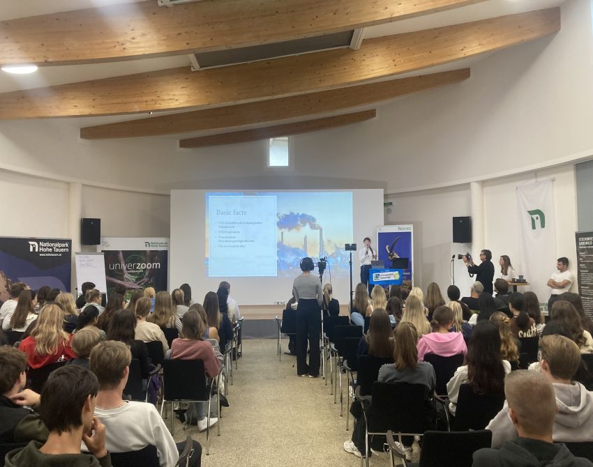 Schüler:innen konferieren im Nationalparkhaus Mallnitz