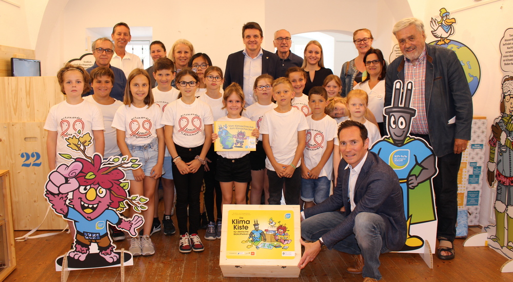 Gruppenfoto mit Klimakiste