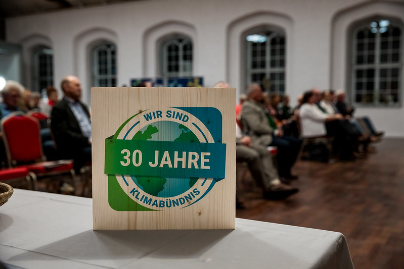 Eine HOlztafel mit dem Sujet 30 Jahre Klimabündnis
