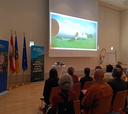 Ein Saal mit Menschen, die einen Film ansehen.