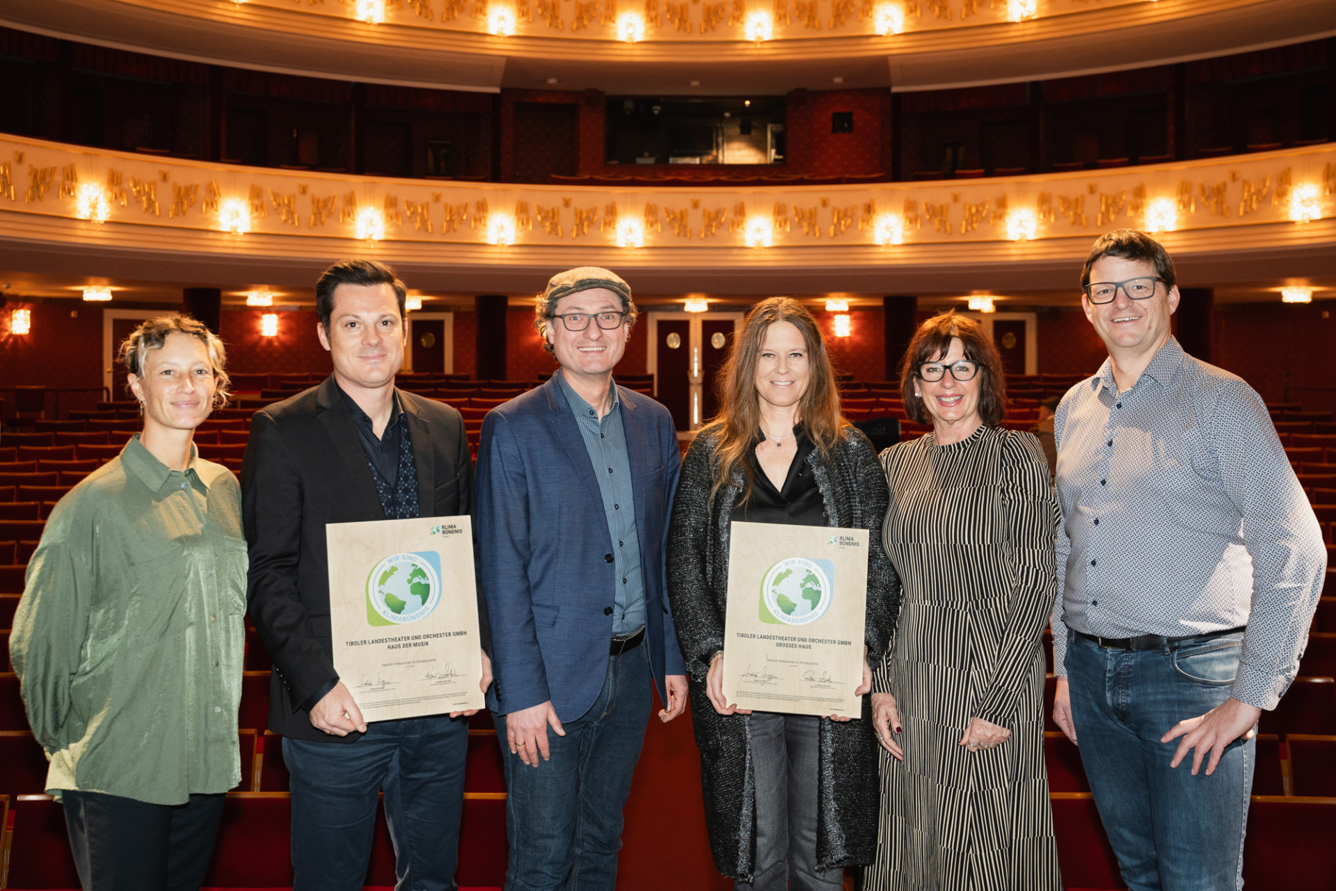 Nachhaltigkeit im Kulturbereich ist für das Team des Tiroler Landestheaters eine Selbstverständlichkeit: (V. l. n. r.) Anabel Heger (Klimabündnis-Betriebe Tirol), Dr. Markus Lutz (Geschäftsführender Kaufmännischer Direktor), Andrä Stigger (Geschäftsführer Klimabündnis Tirol), Irene Girkinger (Geschäftsführende Intendantin), Birgit Plank-Mucavele (Nachhaltigkeitsbeauftragte des Tiroler Landestheaters) und Alexander Egger (Technischer Direktor)