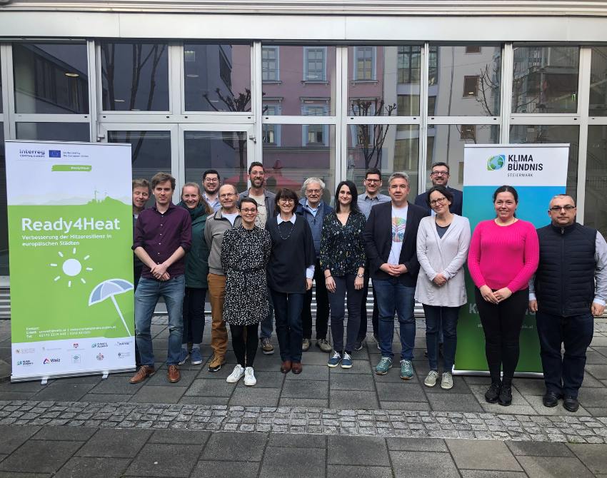 Gruppenfoto des Ready4Heat-Projektteams: v.l.: Felix Platz (Klimabündnis Europa), Axel Veitengruber (Klimabündnis Europa), Selma Mergner (Stadt Worms), Dominik Puchner und, Oswin Donnerer (Stadtgemeinde Weiz), Katja Karba (Razvojna agencija Sinergija), Jaume Vidal Rubí (Klimabündnis Steiermark), Gordana Kolesaric (City of Maribor), Wolfgang Hofstetter (Klimabündnis Europa), Zsuzsi Zoldkor (City of Hajdúböszörmény), Markus Engelbrecht (Stadt Worms), Csaba Lajtmann und Beata Lugosi (REFLEX Environmental Association), Peter Beznec (Centre for health and development Murska Sobota), Mária Teleki (City of Hajdúböszörmény), Zsolt Nagy (City of Hajdúböszörmény)