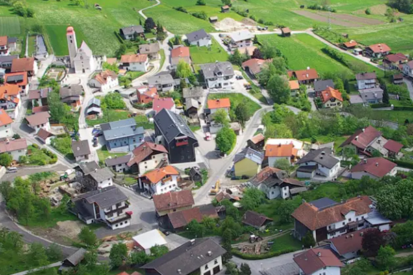 Die Gemeinde Karrösten aus der Vogelperspektive