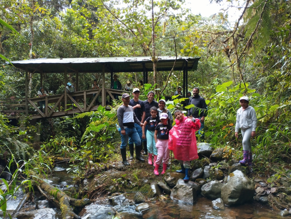 Kindergruppe auf geführter Tour auf der Suche nach Orchideen