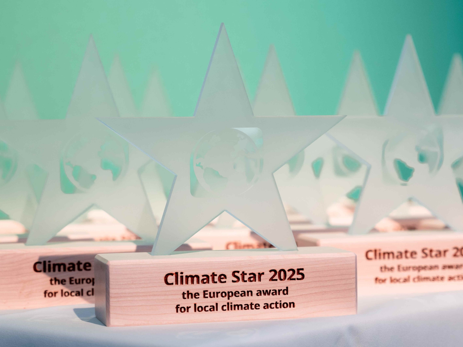 Die Climate Star Pokale aufgereiht.