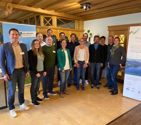 Gruppe von Menschen lächelt in Kamera