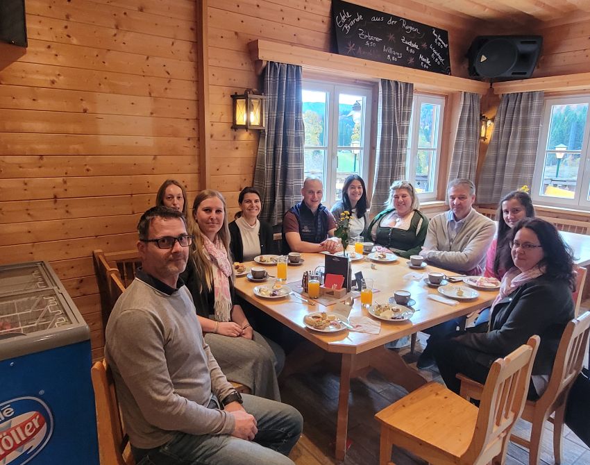 Gruppenfoto am Tisch