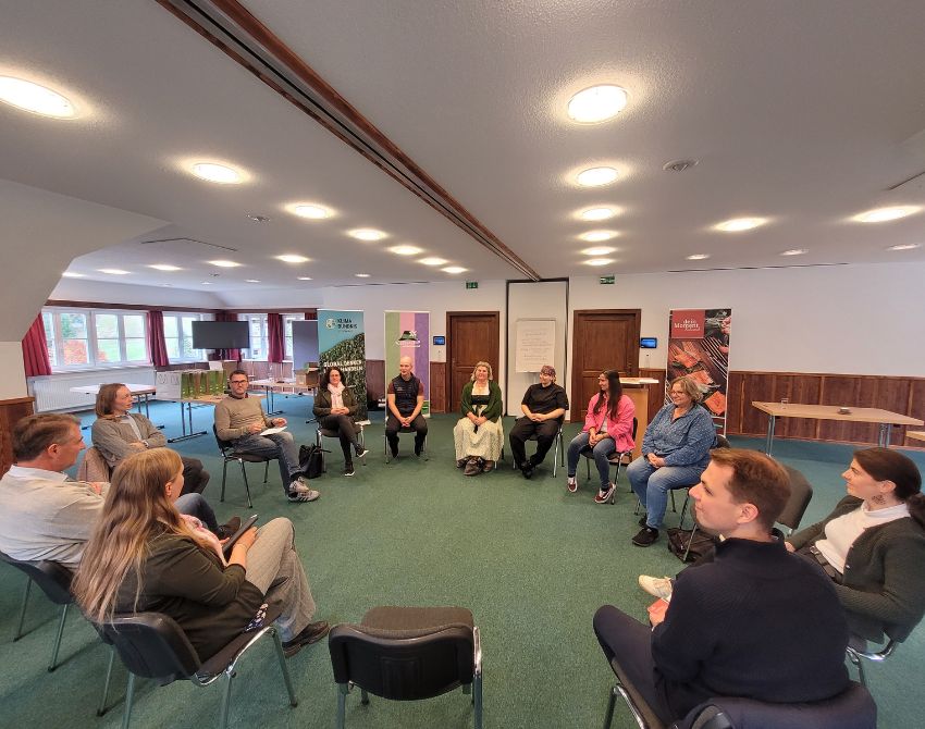 Menschen im Sesselkreis